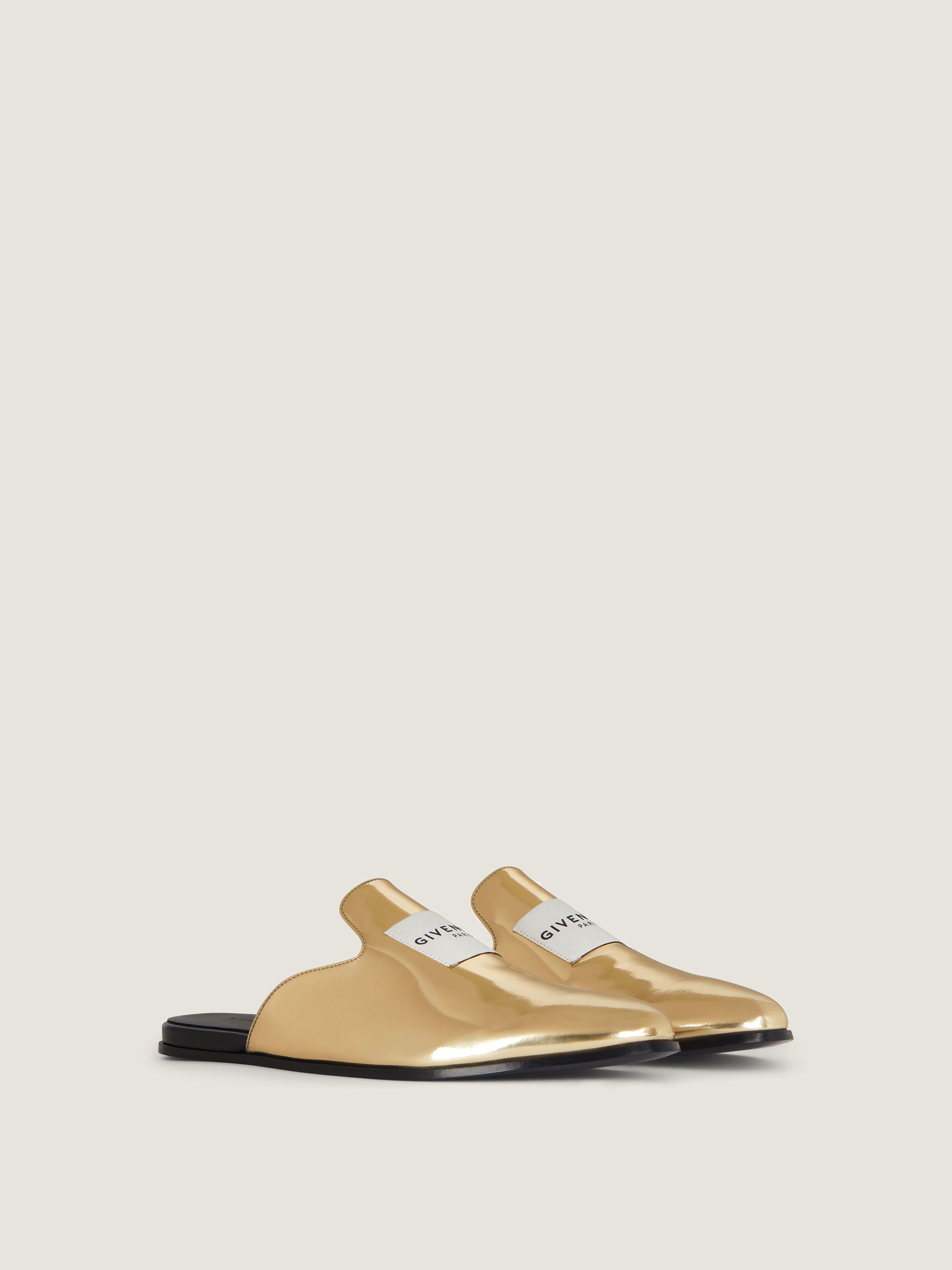 Label flat mules in mirror effect leather